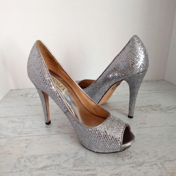 Excellent Used Pair Of Badgley Mischka Humbie II Silver Peep Toe Heels Size 7.5 - Picture 2 of 7